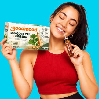 Mujer con ampollas de ginkgo biloba y ginseng WOW! Nutrition en composición pop-art, fondo celeste
