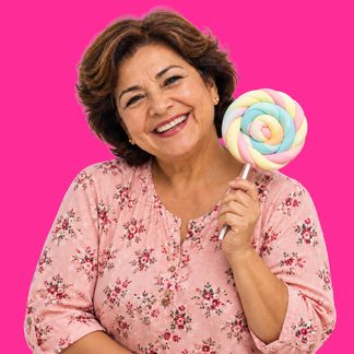 Abuela con paleta de malvavisco en composición pop-art, fondo magenta
