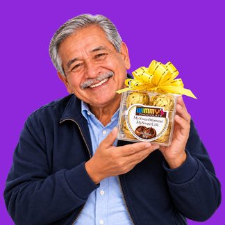 Abuelo con caja de chocolates en composición pop-art, fondo morado