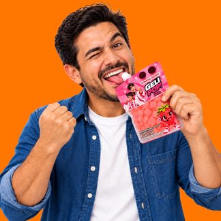 Hombre con Geli Pop! en composición pop-art, fondo naranja explosivo