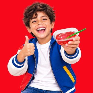 Niño con dulce en composición pop-art, fondo rojo